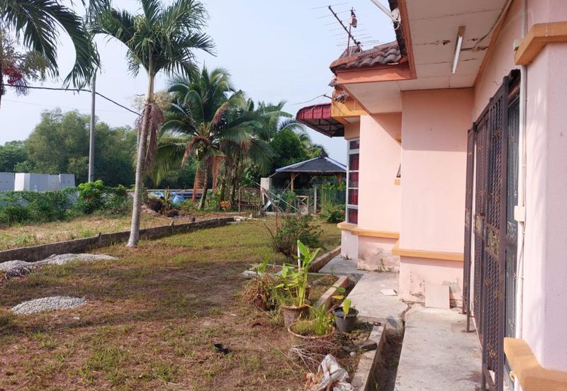 Taman Pantai Sepang Putra, Bagan Lalang 1 Sty Bungalow For Sale BELOW MARKET
