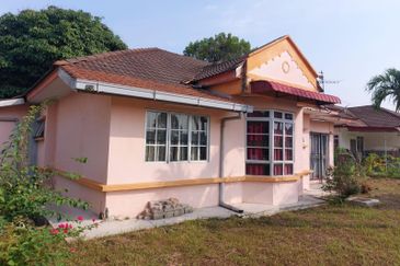 Taman Pantai Sepang Putra, Bagan Lalang 1 Sty Bungalow For Sale BELOW MARKET