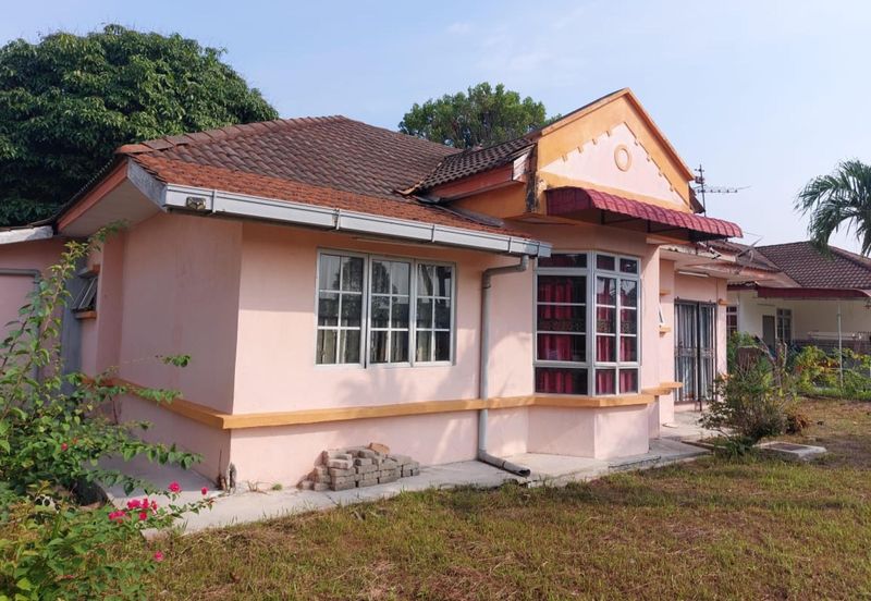 Taman Pantai Sepang Putra, Bagan Lalang 1 Sty Bungalow For Sale BELOW MARKET