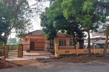 Taman Pantai Sepang Putra, Bagan Lalang 1 Sty Bungalow For Sale BELOW MARKET