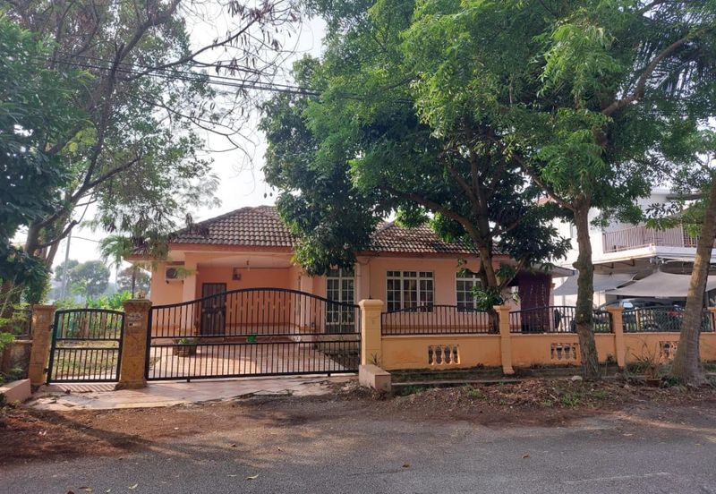 Taman Pantai Sepang Putra, Bagan Lalang 1 Sty Bungalow For Sale BELOW MARKET