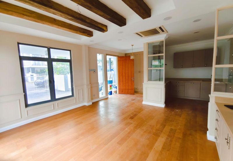 Summerglades, Perdana Lakeview West