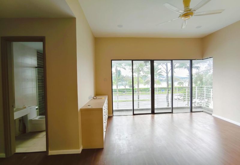 Summerglades, Perdana Lakeview West