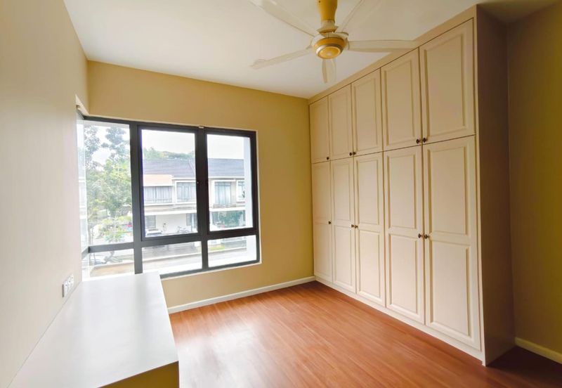 Summerglades, Perdana Lakeview West