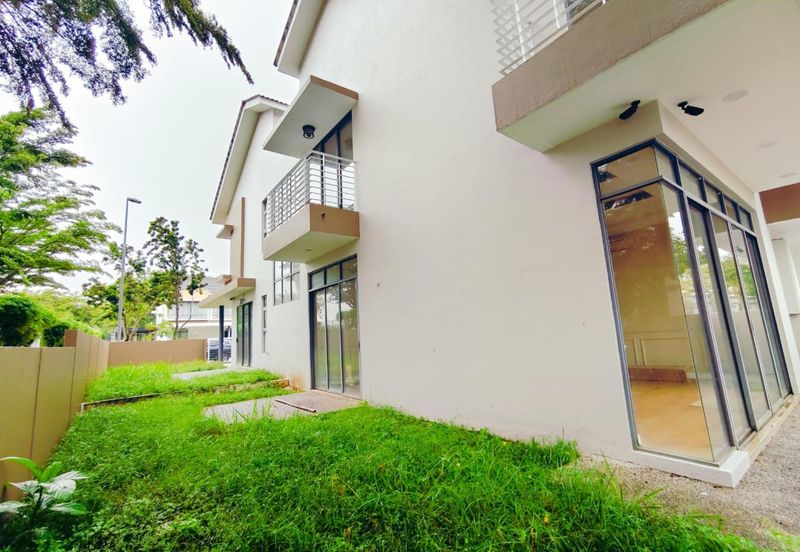 Summerglades, Perdana Lakeview West