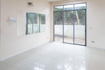 Summerglades, Perdana Lakeview West