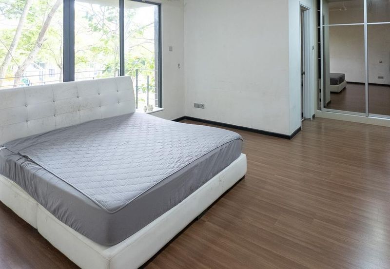 Summerglades, Perdana Lakeview West