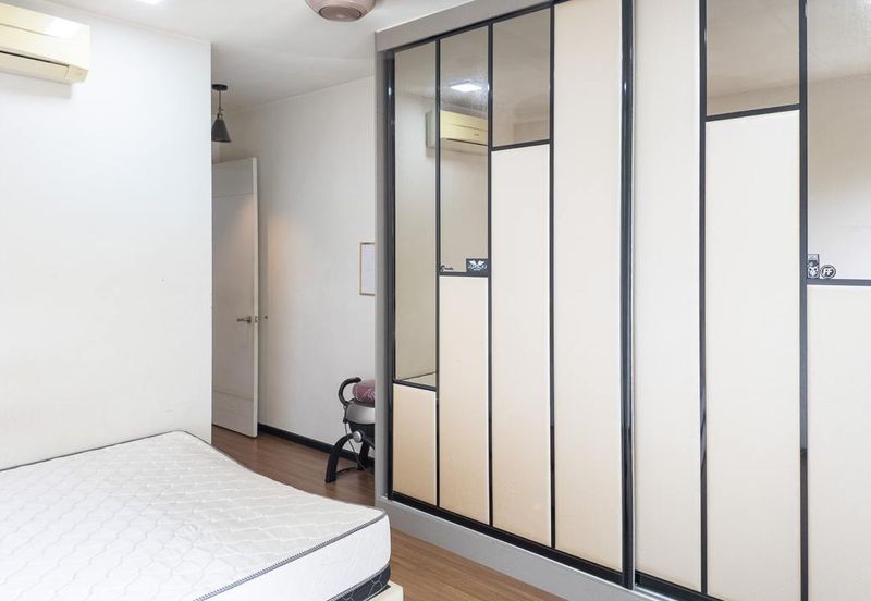 Summerglades, Perdana Lakeview West