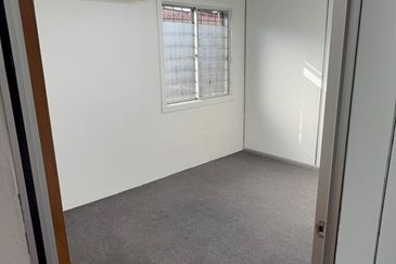 Cheras Taman Kencana 1st Floor Office Easy Visible By Roadside For Rent