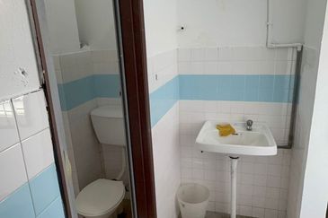 Cheras Taman Kencana 1st Floor Office Easy Visible By Roadside For Rent