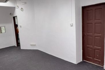 Cheras Taman Kencana 1st Floor Office Easy Visible By Roadside For Rent