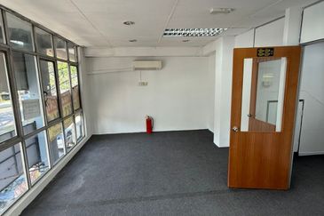 Cheras Taman Kencana 1st Floor Office Easy Visible By Roadside For Rent