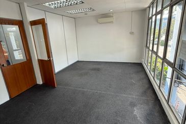 Cheras Taman Kencana 1st Floor Office Easy Visible By Roadside For Rent