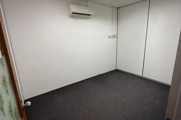 Cheras Taman Kencana 1st Floor Office Easy Visible By Roadside For Rent
