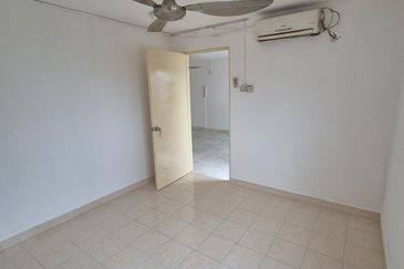 Spacious 3-Bedroom Pandan Jaya Apartment For Sale in Prime Location - Perfect for Own Stay or Investment.