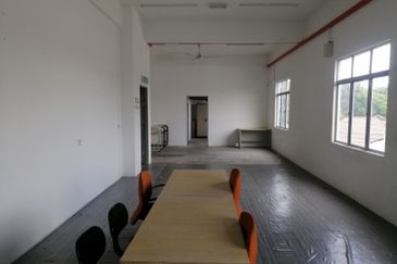 Balakong 1st Floor Shop Easy Access to Main Road for Rent 