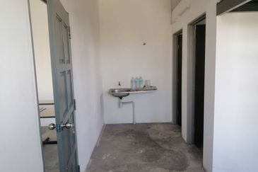 Balakong 1st Floor Shop Easy Access to Main Road for Rent 