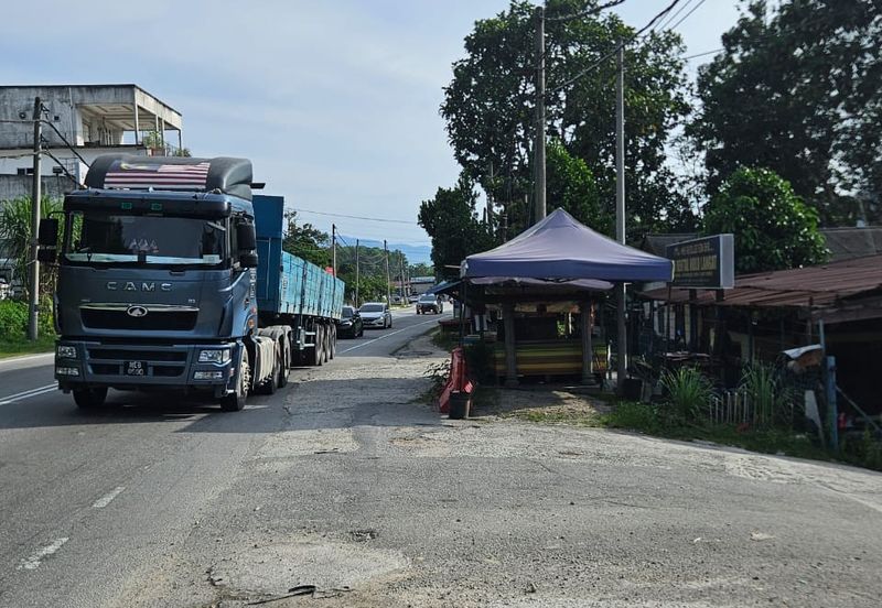 For Rent - Shop @ Hulu Langat Suitable As Car Wash /  Workshop  Main Road Frontage With High Visibility