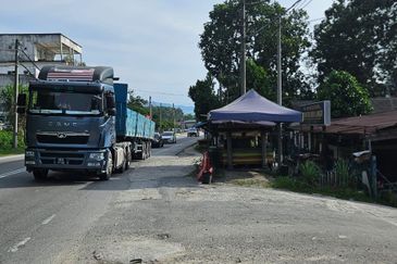 For Rent - Shop @ Hulu Langat Suitable As Car Wash /  Workshop  Main Road Frontage With High Visibility