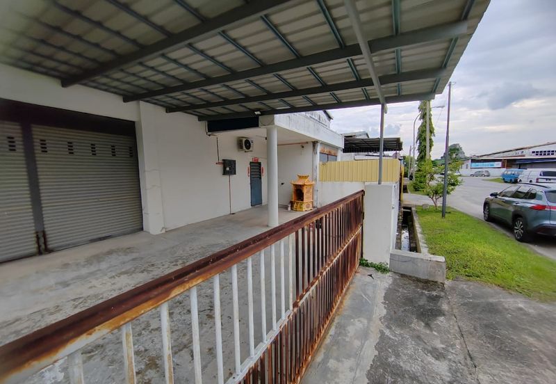 Cornerunit light industry factory for rent in Bercham 