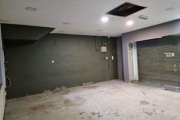 Link factory frontage main road Glenmarie