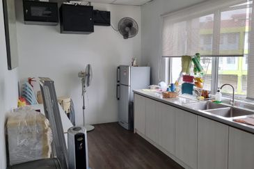 3.5 story shop office Ara Damansara