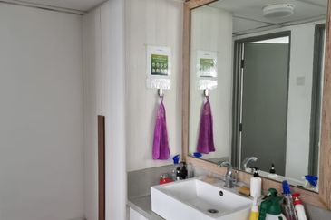 3.5 story shop office Ara Damansara