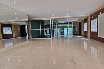 Ground shop lot Glenmarie