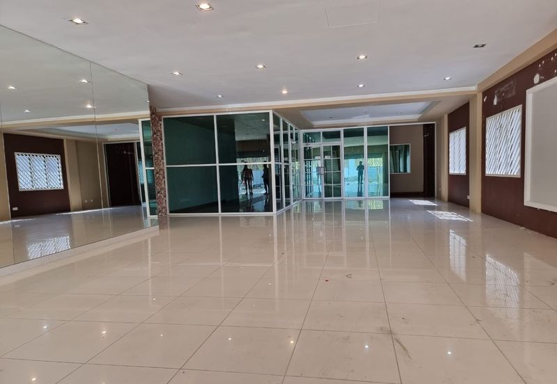 Ground shop lot Glenmarie