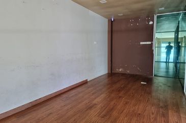 Ground shop lot Glenmarie