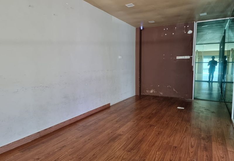 Ground shop lot Glenmarie