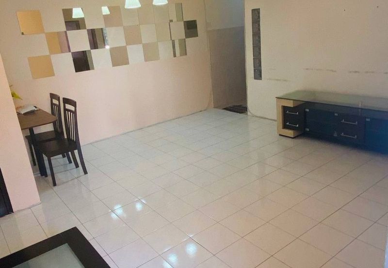 Sri Puteri (Earls Court), Ukay Perdana