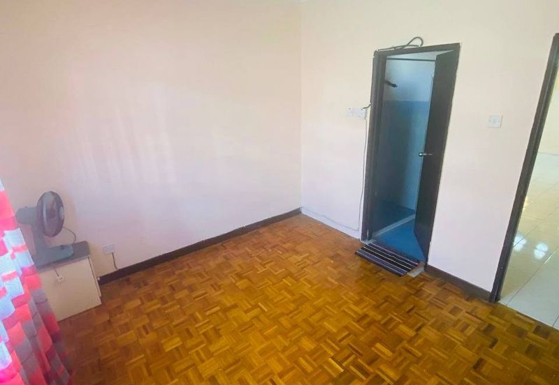 Sri Puteri (Earls Court), Ukay Perdana