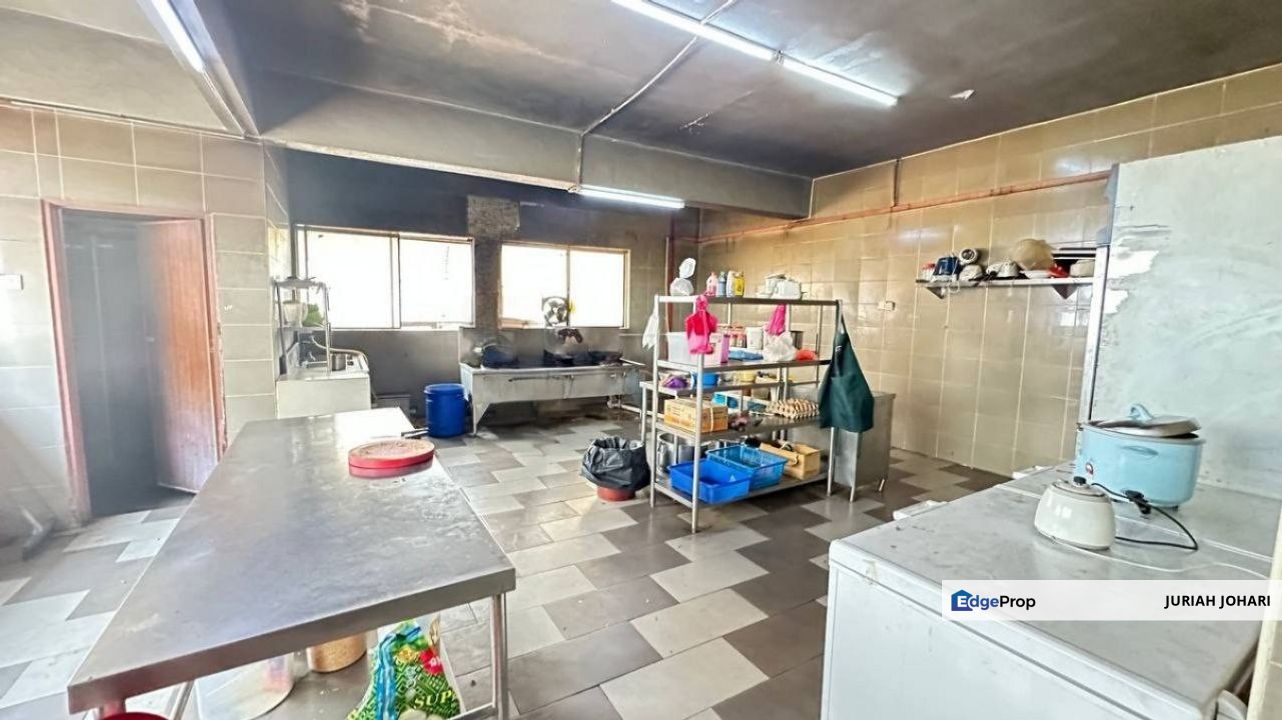 Seri Kembangan, End Lot Shop Lot, Taman Putra Permai, Selangor, Seri Kembangan