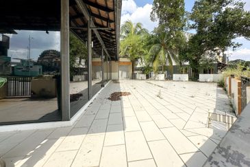 Rare Corner Gem in Aman Suria - Spacious Land, LRT 3 Line to Bdr Utama