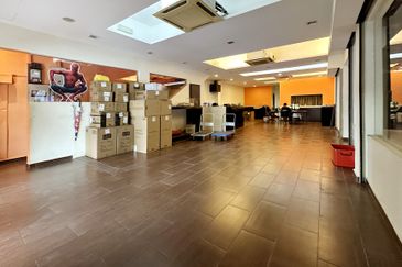 Rare Corner Gem in Aman Suria - Spacious Land, LRT 3 Line to Bdr Utama