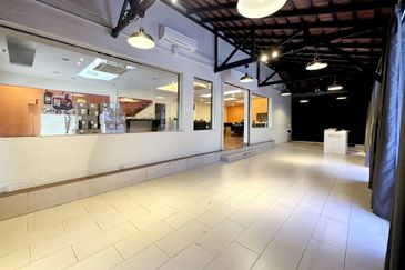 Rare Corner Gem in Aman Suria - Spacious Land, LRT 3 Line to Bdr Utama