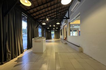 Rare Corner Gem in Aman Suria - Spacious Land, LRT 3 Line to Bdr Utama