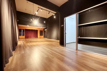 Rare Corner Gem in Aman Suria - Spacious Land, LRT 3 Line to Bdr Utama