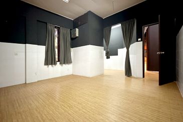 Rare Corner Gem in Aman Suria - Spacious Land, LRT 3 Line to Bdr Utama