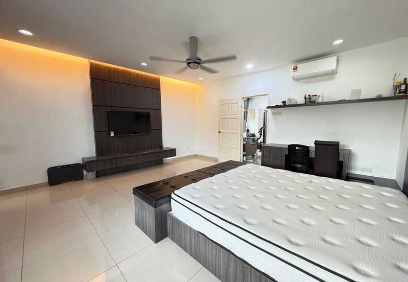 Maple Red, Adda Heights