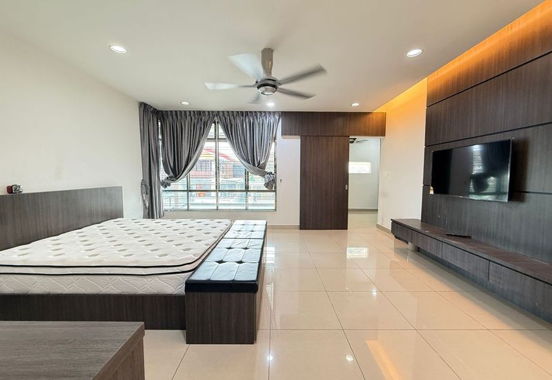 Maple Red, Adda Heights