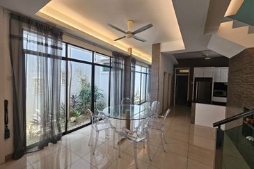 Maple Red, Adda Heights