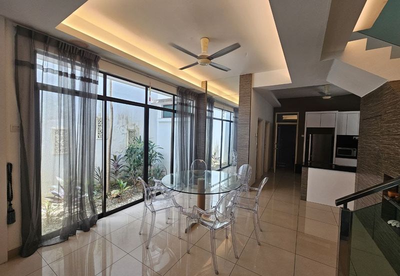 Maple Red, Adda Heights