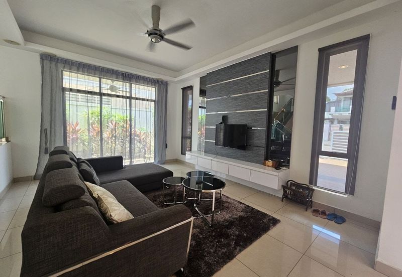 Maple Red, Adda Heights