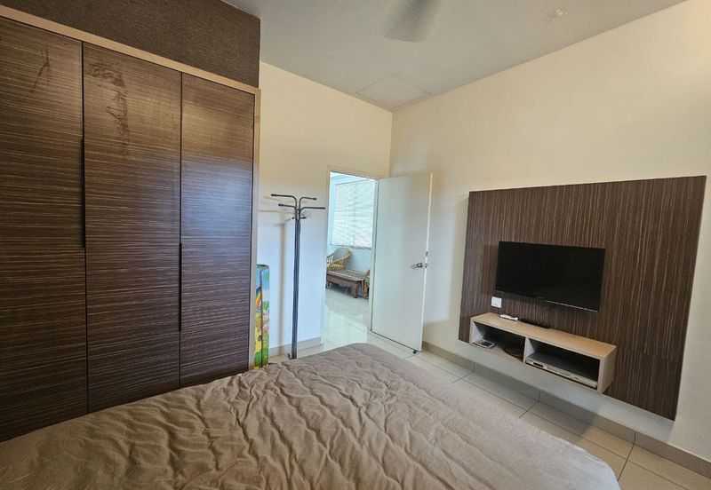 Maple Red, Adda Heights