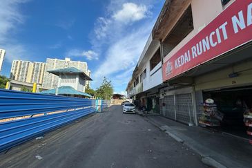 Kangkar Tebrau @ Taman Bunga Rose, Taman Daya,Pandan!  Double Storey Shoplot For sale 