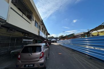 Kangkar Tebrau @ Taman Bunga Rose, Taman Daya,Pandan!  Double Storey Shoplot For sale 