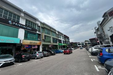 Taman Dataran Larkin @ 2 Units Adjoining 3 Storey Shoplot For Sale 