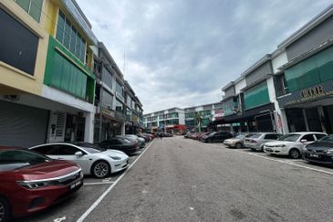 Taman Dataran Larkin @ 2 Units Adjoining 3 Storey Shoplot For Sale 